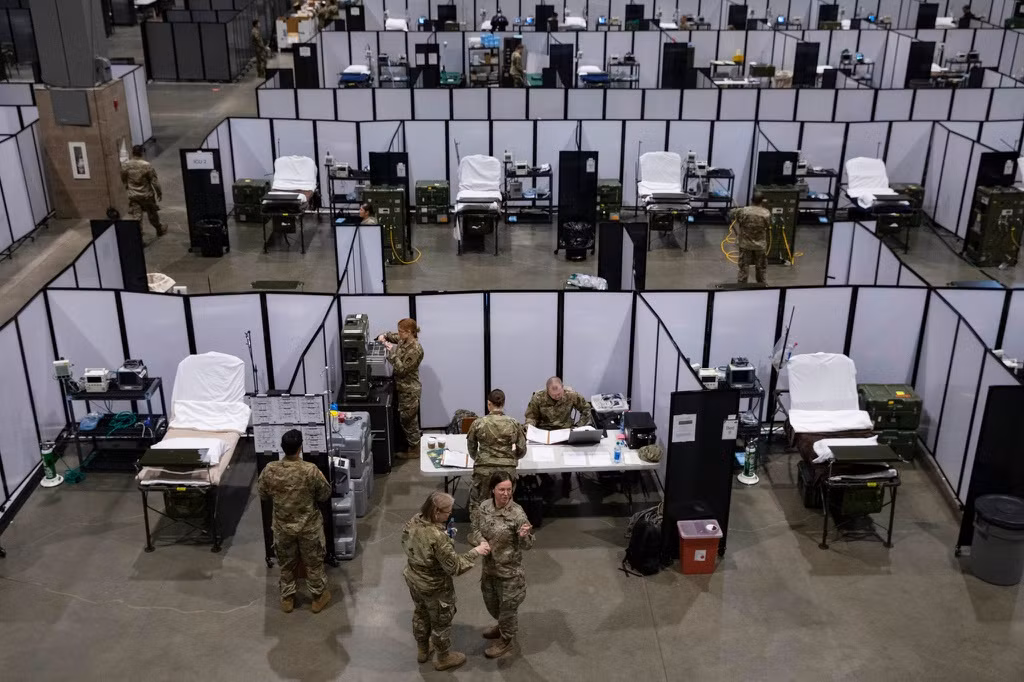 Báo cáo được tổng thanh tra của Bộ Y tế và Dịch vụ Nhân sinh Mỹ công bố gần đây cho thấy các bệnh viện ở nước này đang phải đối mặt với tình trạng thiếu trầm trọng các thiết bị bảo vệ cho nhân viên y tế và kit xét nghiệm. Trong ảnh là bệnh viện dã chiến tại trung tâm sự kiện tại CenturyLink Field ở Seattle. Ảnh: New York Times.