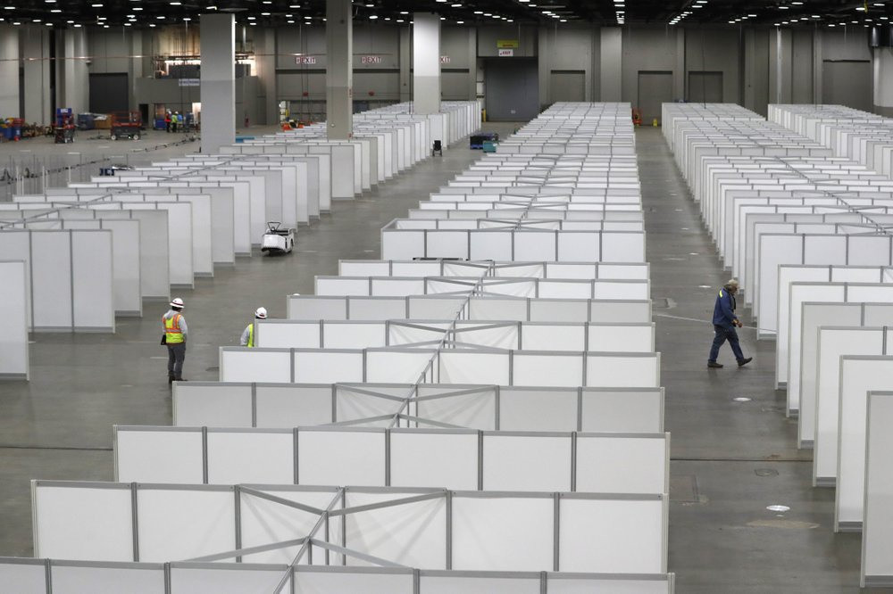 Việc thiếu bộ xét nghiệm đã buộc các bệnh viện phải kéo dài thời gian nằm viện của bệnh nhân, đẩy những bệnh viện tới sức chứa tối đa. Khung cảnh bên trong của Trung tâm TCF vào ngày 1/4 tại Detroit. Ảnh: AP