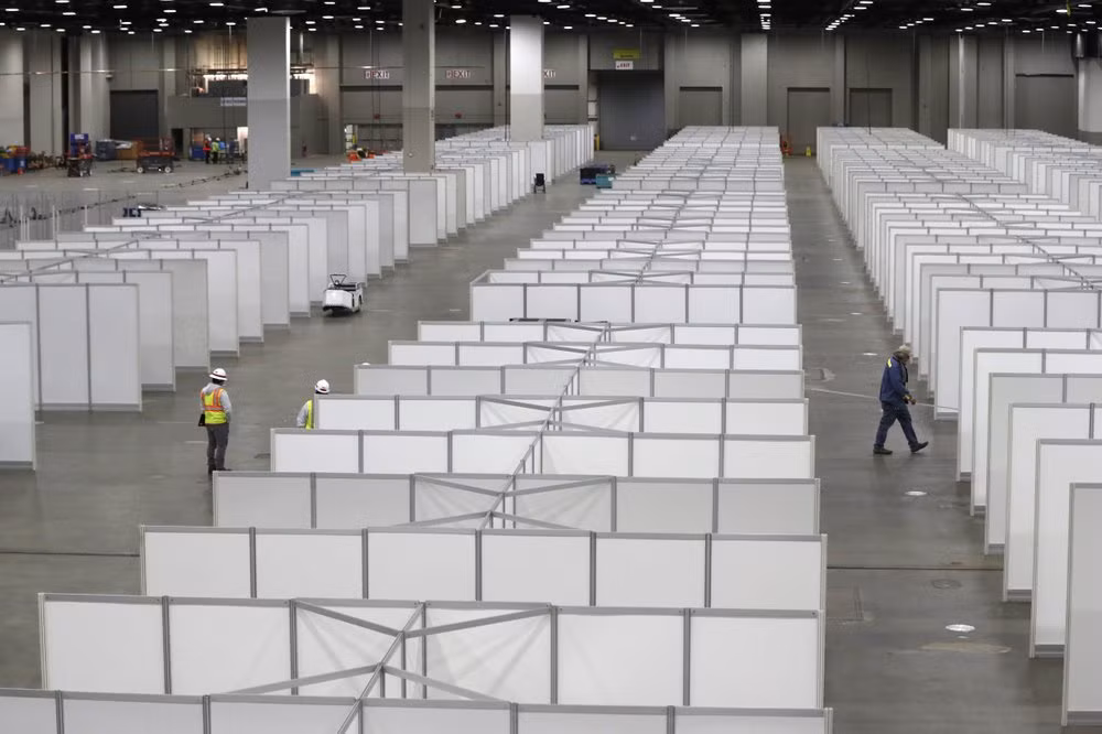 Việc thiếu bộ xét nghiệm đã buộc các bệnh viện phải kéo dài thời gian nằm viện của bệnh nhân, đẩy những bệnh viện tới sức chứa tối đa. Khung cảnh bên trong của Trung tâm TCF vào ngày 1/4 tại Detroit. Ảnh: AP