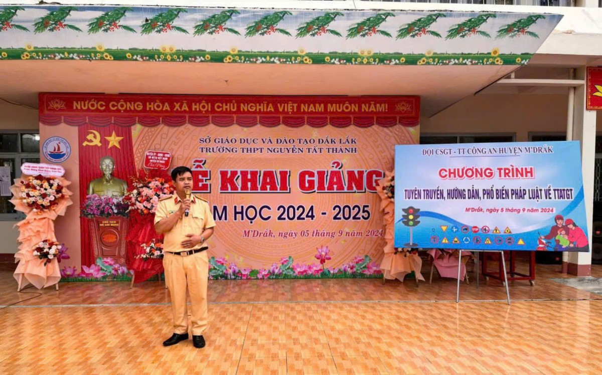CSGT huyen M'Drak day manh cong tac tuyen truyen ATGT cho hoc sinh