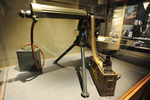 Súng máy Vickers do công ty Vickers Limited của Anh thiết kế và sản xuất. Đây là một vũ khí nổi tiếng trong Chiến tranh thế giới 1.