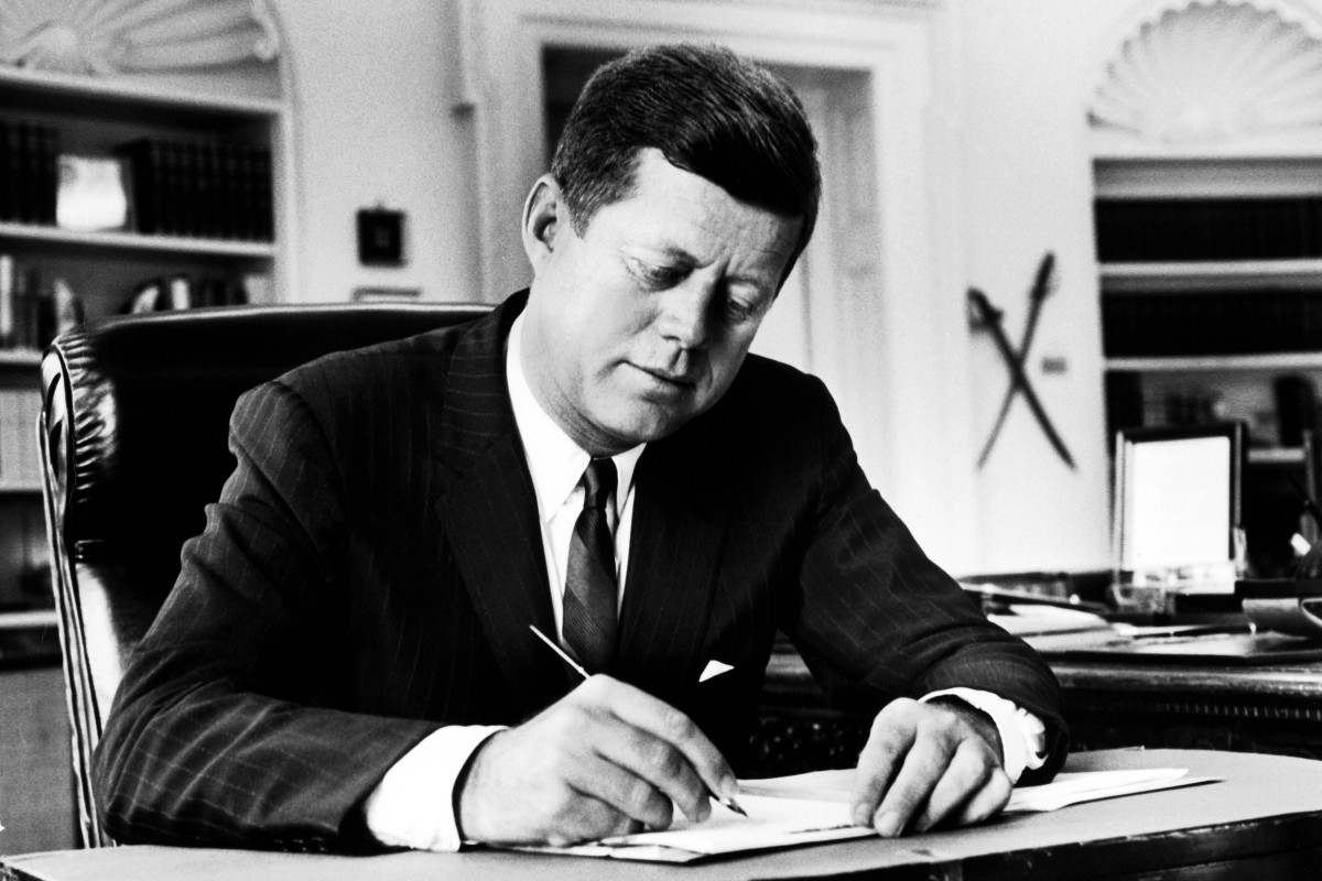 Thêm nữa, bà Jacqueline bị xảy thai vào năm 1955. Do đó, ông Kennedy từ bỏ ý định ly hôn.