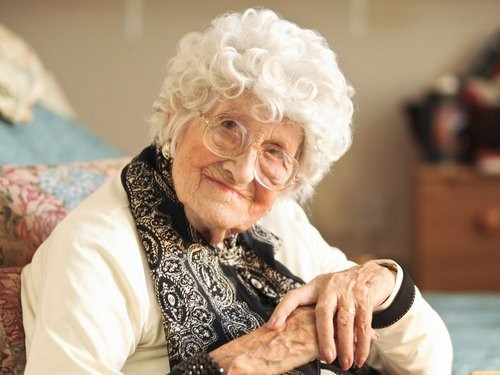 Theo đó, cha của bà Millvina là một trong số hơn 1.500 người thiệt mạng trong thảm kịch chìm tàu Titanic. Sau khi thoát chết, 3 mẹ con bà Millvina được đưa tới Mỹ trước khi quay trở về Anh sinh sống.