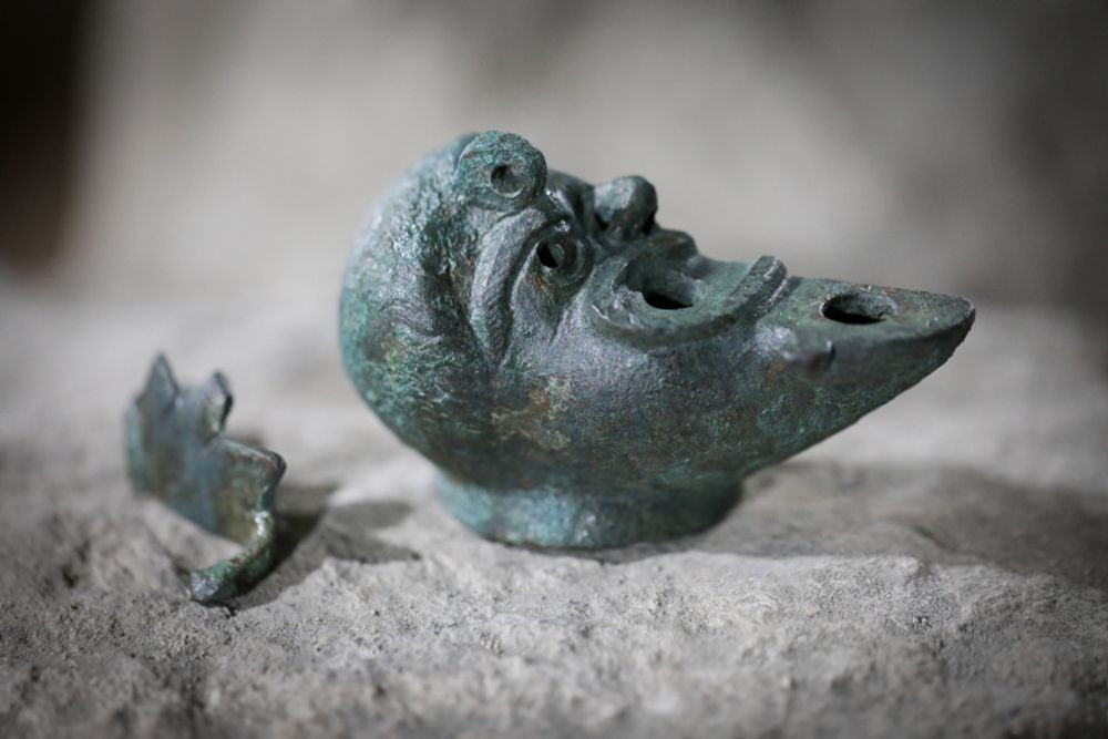 Cổ vật này được làm từ đồng. Bên trong chiếc đèn vẫn còn bấc làm từ lanh. Bấc đèn được bảo quản khá tốt dù trải qua hàng ngàn năm lịch sử.