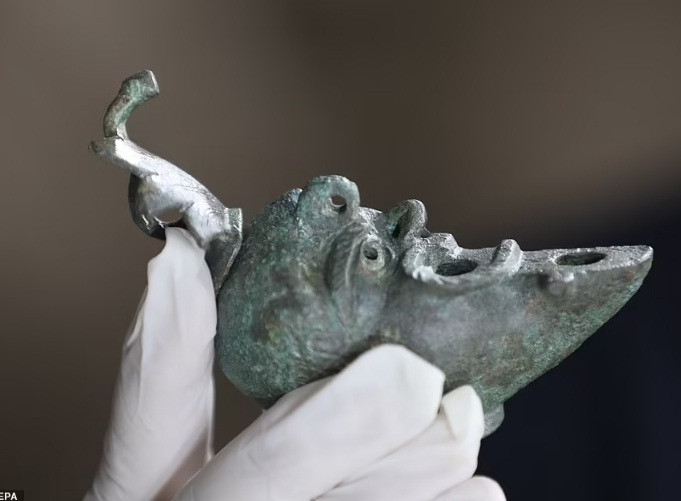 Tiến sĩ Yuval Baruch và Ari Levy cho hay đây là lần đầu tiên các nhà khảo cổ Israel tìm thấy một chiếc đèn dầu có kiểu dáng như vậy.