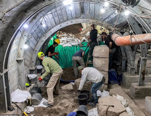 Các chuyên gia tiến hành một số nghiên cứu khác nhằm kiểm tra cặn dầu còn sót lại để xác định người xưa sử dụng loại dầu nào để thắp sáng.