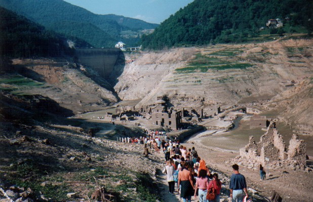 Do đó, nhiều du khách ghé thăm nơi này khi nhìn thấy ngôi làng xuất hiện trở lại sau nhiều năm "biến mất".