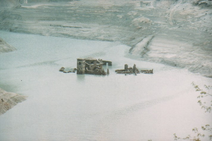 Do chìm sâu dưới nước nên nhiều công trình kiến trúc như nhà ở, nhà thờ, tháp chuông, nghĩa trang, đường xá... tại Fabbriche di Careggine bị xuống cấp theo năm tháng.