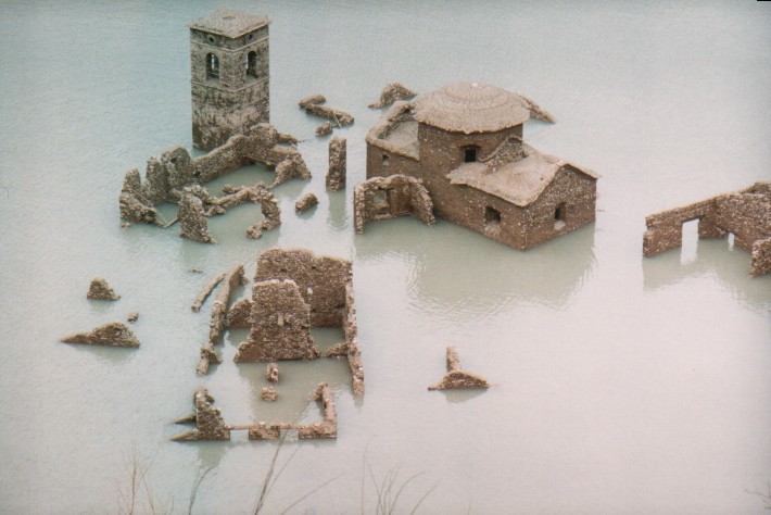 Khi ấy, nước trong hồ Lac di Vagli được rút cạn. Theo đó, tàn tích của ngôi làng Fabbriche di Careggine hiện rõ dưới lòng hồ.