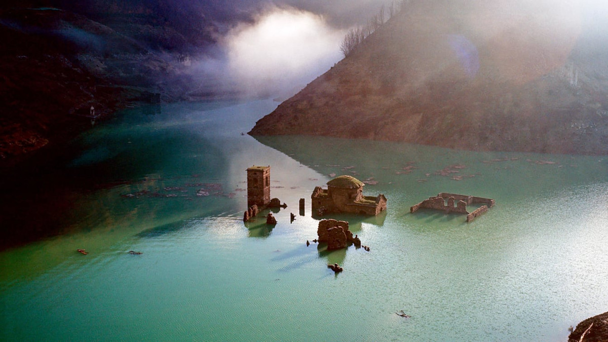 Ngôi làng Fabbriche di Careggine (hay còn gọi Careggine Factories) ở Garfagnana, tỉnh Lucca của vùng Tuscany, Italy có niên đại từ thế kỷ 13. Sau nhiều thập kỷ tồn tại, ngôi làng chìm dưới hồ nước kể từ năm 1947.