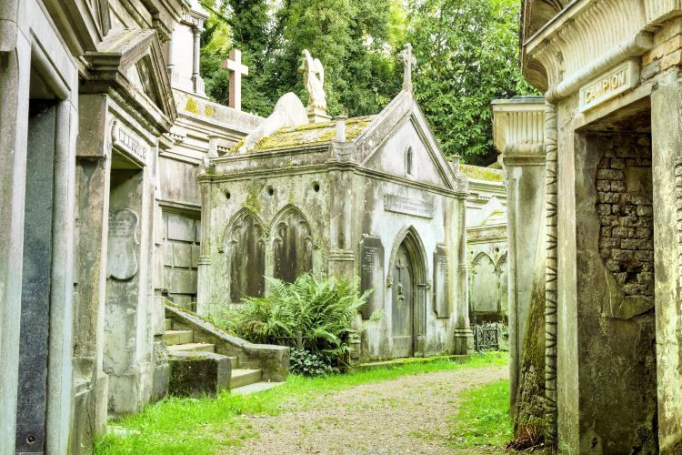 Theo lời kể của một số nhân chứng, khi đi ngang qua nghĩa trang Highgate, họ nhìn thấy một người đàn ông.