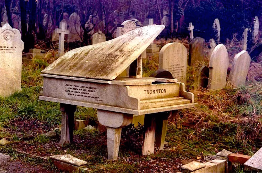 Kể từ đây, người dân London cho rằng, người đàn ông bí ẩn đó là một ma cà rồng "đội mồ sống lại" vào buổi tối tại nghĩa trang Highgate.