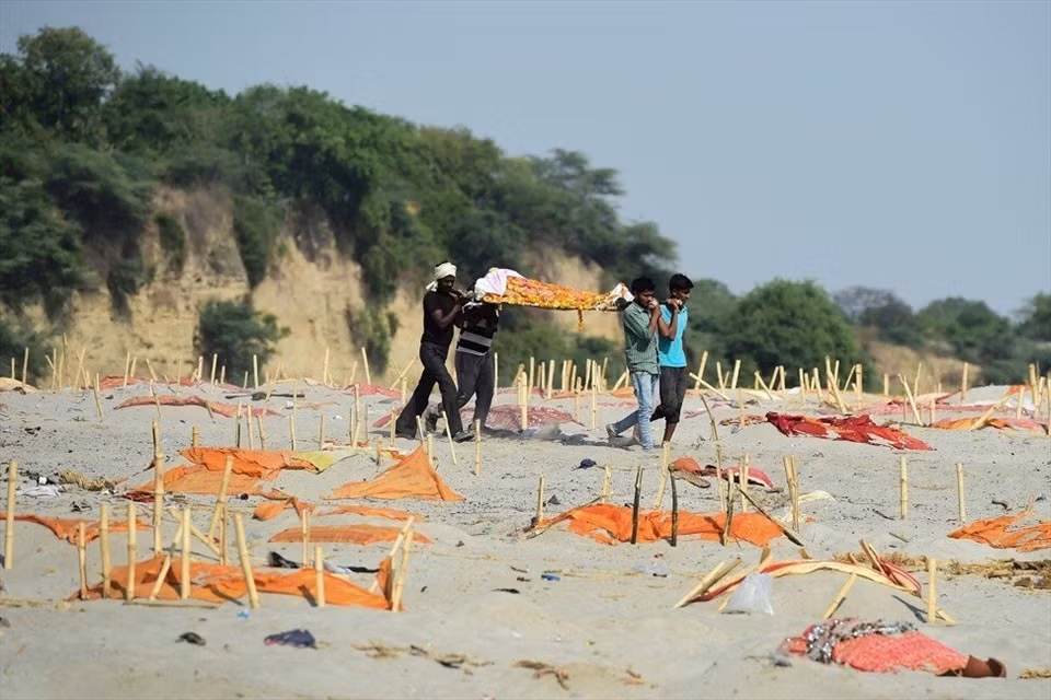 Theo ông Manoj Kumar Singh, quan chức cấp cao bang Uttar Pradesh, tình trạng thiếu tiền mua các vật liệu như củi để hỏa táng, tín ngưỡng tôn giáo ở một số cộng đồng và việc các gia đình bỏ rơi nạn nhân COVID-19 là những nguyên nhân dẫn tới tình trạng gia tăng số thi thể bị thả trôi trên sông Hằng.