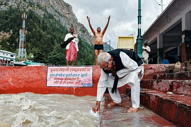 Đặc biệt, người dân còn lấy nước từ sông Hằng để uống. Việc làm này được xem là điềm may mắn cũng như gột rửa mọi tội lỗi.