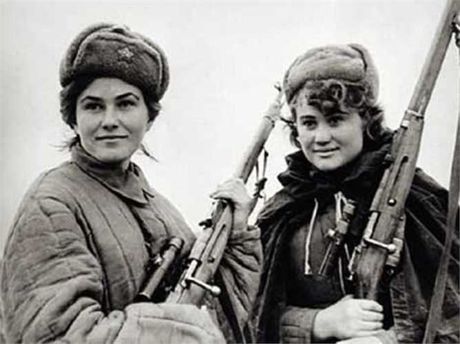 Theo đó, trong cuộc chiến với quân Đức quốc xã, bà Lyudmila tiêu diệt được 2 lính Đức. Ngay sau đó, bà được nhận vào Đơn vị súng trường Chapayev số 25 của Hồng quân Liên Xô.