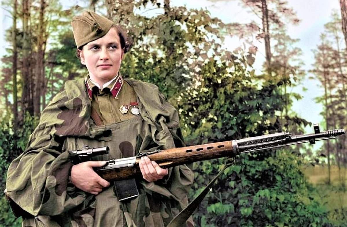 Vào năm 14 tuổi, gia đình Lyudmila chuyển tới sống ở Kiev. Tại đây, bà làm việc trong một xưởng chế tạo đạn dược. Trong khoảng thời gian đó, bà tham gia vào tổ chức chuyên huấn luyện kỹ năng, quy tắc sử dụng vũ khí dành cho giới trẻ.