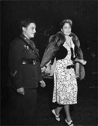 Với những cống hiến to lớn trong sự nghiệp quân sự, bà được tặng huân chương Sao vàng và danh hiệu Anh hùng Liên Xô.