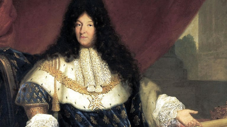 Mỗi khi thay đồ mặc quần áo, Vua Louis XIV muốn người hầu vây xung quanh.