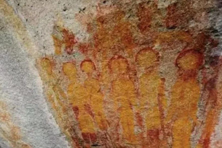 Tại các hang động ở tỉnh Bastar, bang Chhattisgarh, miền trung Ấn Độ, các chuyên gia tìm thấy những bức vẽ 10.000 tuổi gây nhiều tò mò.