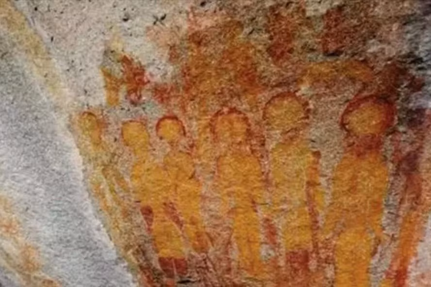 Tại các hang động ở tỉnh Bastar, bang Chhattisgarh, miền trung Ấn Độ, các chuyên gia tìm thấy những bức vẽ 10.000 tuổi gây nhiều tò mò.