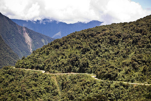 Những điều này khiến các phương tiện di chuyển qua cung đường Bắc Yungas có nguy cơ gặp tai nạn.