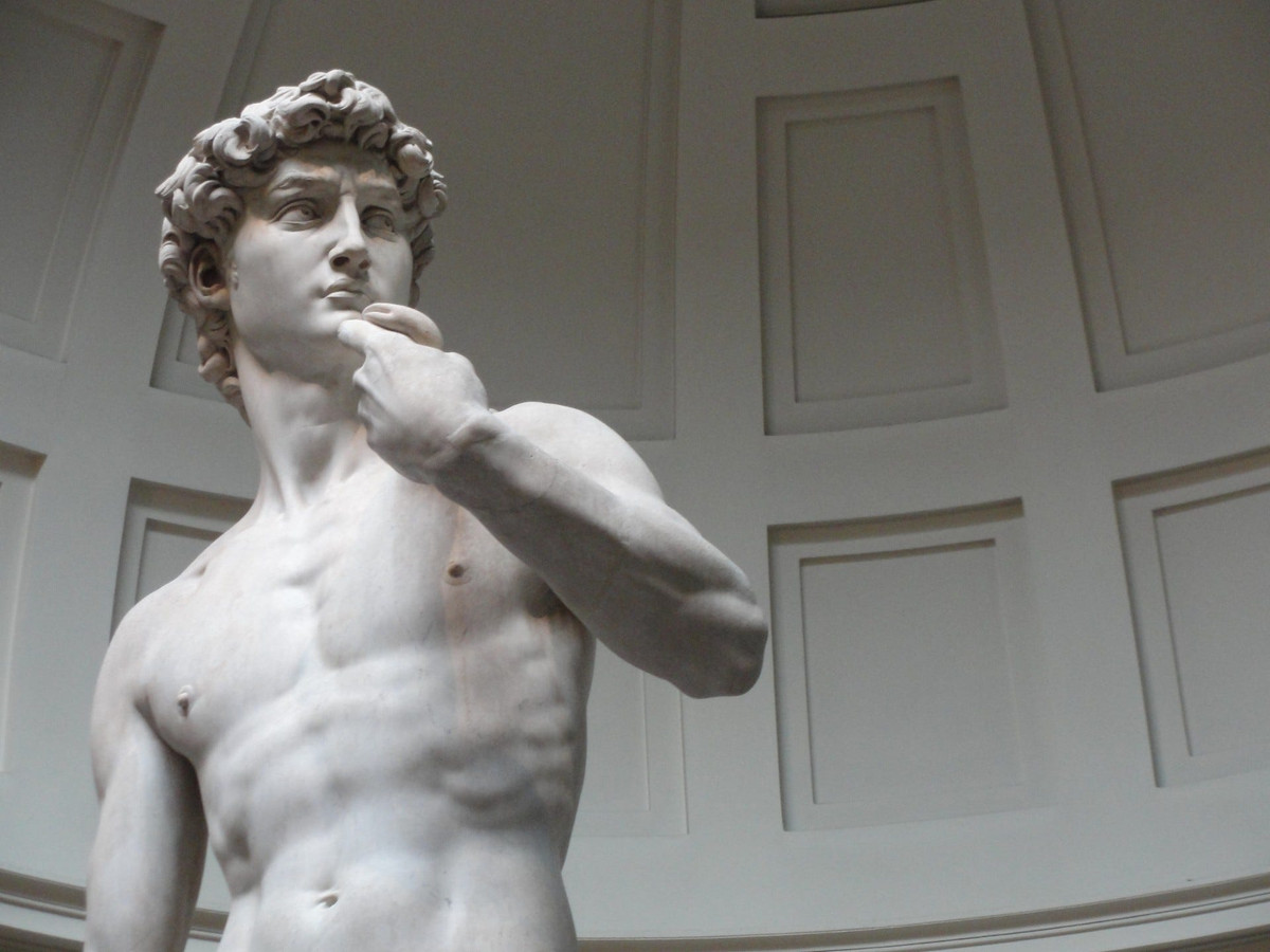 Bức tượng David do Michelangelo thực hiện có chiều cao 4,34m. Chiều cao của bức tượng gấp gần 3 lần chiều cao trung bình của một người đàn ông.
