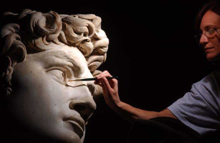 Trong những năm qua, các chuyên gia thực hiện một số dự án phục hồi tượng David do có những vết nứt. Điều này xảy ra do tác động của động đất cũng như các yếu tố khác. Nhờ vậy, tượng David còn gần như nguyên vẹn theo hình dáng ban đầu.