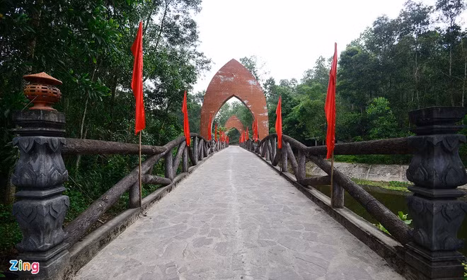 Năm 1885, di tích Mỹ Sơn được phát hiện bởi một toán lính Pháp. Năm 1898-1899, hai nhà nghiên cứu người Pháp là L.Finot và L.de Lajonquière cùng kiến trúc sư kiêm khảo cổ học H. Parmentier đã đến đây nghiên cứu văn bia và nghệ thuật kiến trúc, điêu khắc Chăm