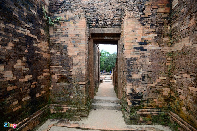 Những đền thờ chính ở Thánh địa Mỹ Sơn thờ biểu tượng văn hóa Linga và Yoni, hình tượng của thần Shiva (đấng bảo hộ của các dòng vua Chăm Pa). Vị thần được tôn thờ ở Mỹ Sơn là Bhadrésvara sáng lập dòng vua đầu tiên của vùng Amaravati vào cuối thế kỷ IV kết hợp với tên thần Shiva, trở thành tín ngưỡng chính thờ thần - vua và tổ tiên hoàng tộc.