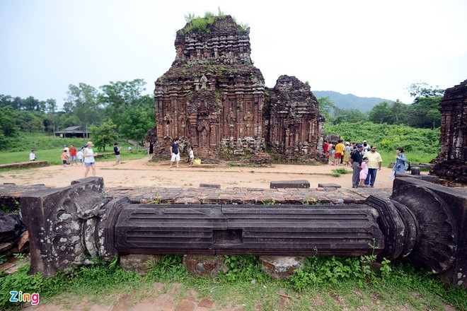 Có khoảng 70 công trình kiến trúc như đền đài, lăng mộ… được xây dựng tại Thánh địa Mỹ Sơn. Các công trình này đều được xây dựng bằng 2 loại vật liệu chính là đá và gạch nung. Trong đó, có một đền xây dựng bằng đá. Nó cũng là đền đá duy nhất của các di tích Chăm Pa.