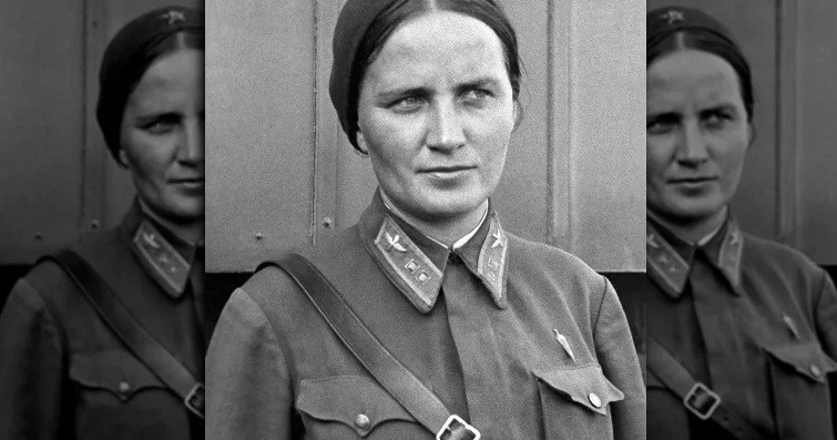 Nữ phi công Marina Raskova đề đạt nguyện vọng của nhiều phụ nữ với mong muốn tham gia chiến đấu chống quân Đức quốc xã. Sau một thời gian xem xét và bàn bạc với các quan chức, nhà lãnh đạo Stalin ký quyết định thành lập Không đoàn 221 vào ngày 8/10/1941. Không đoàn 221 gồm 3 Trung đoàn: 586, 587 và 588.