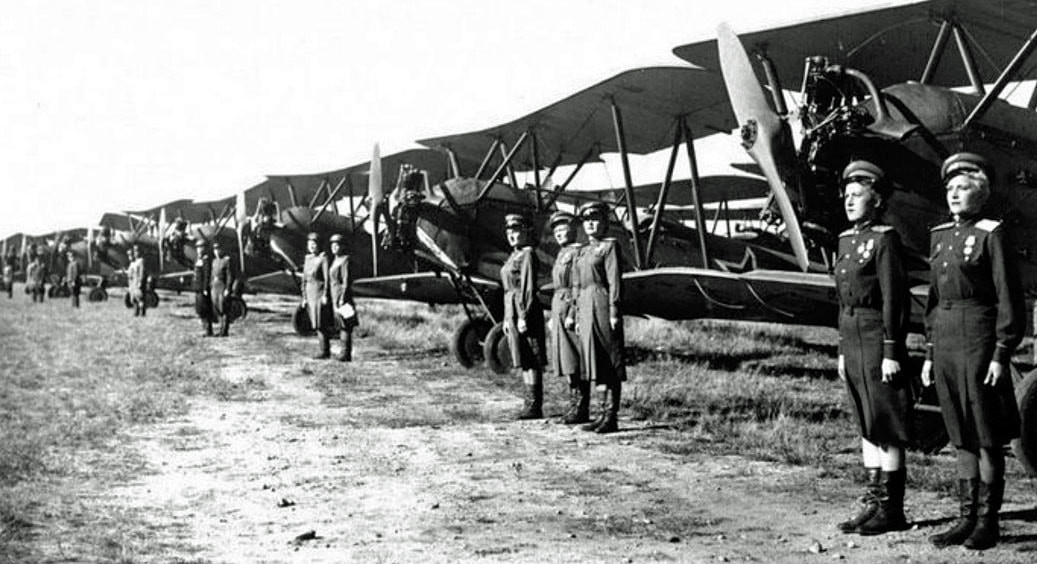 Trong bối cảnh đó, nhiều phụ nữ Liên Xô tình nguyện gia nhập quân đội để tiêu diệt lính Đức quốc xã. Họ hy vọng được cống hiến cho Tổ quốc để đất nước sớm ngày giành chiến thắng trước quân xâm lược.