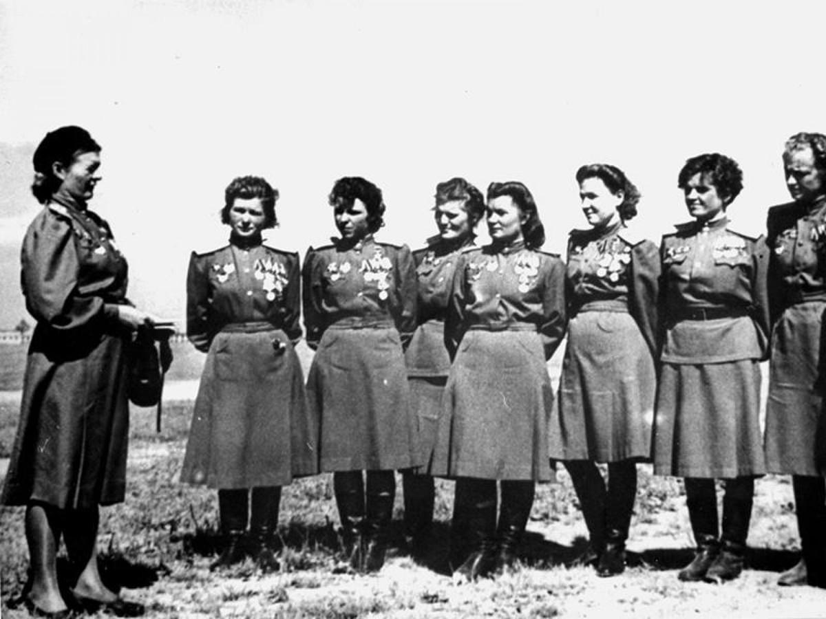 Đến ngày 28/6/1942, Trung đoàn 588 xuất kích thực hiện nhiệm vụ đánh bom đầu tiên vào buổi tối. Theo đó, các nữ phi công Liên Xô lái máy bay Po-2 và mang theo những quả bom nặng 100 kg. Họ tấn công vào các mục tiêu của quân Đức quốc xã.