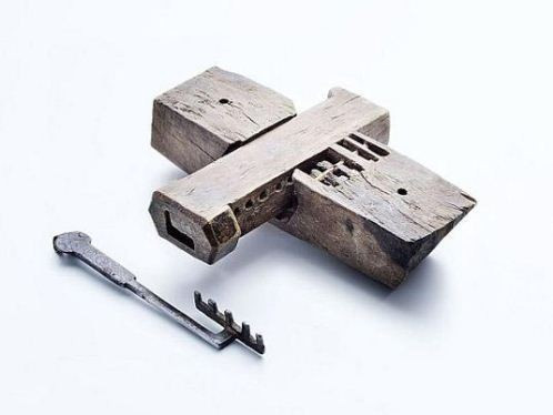 Ban đầu, khóa cửa được người Ai Cập làm từ gỗ. Về sau, người ta thực hiện một số cải tiến khi sử dụng thêm các nguyên liệu khác như kim loại trong chế tạo khóa cửa.