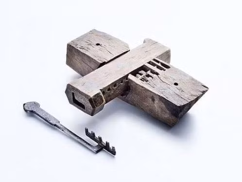 Ban đầu, khóa cửa được người Ai Cập làm từ gỗ. Về sau, người ta thực hiện một số cải tiến khi sử dụng thêm các nguyên liệu khác như kim loại trong chế tạo khóa cửa.