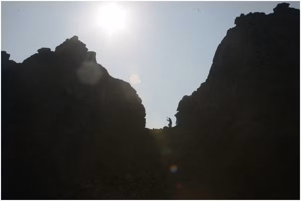 Chứng kiến vợ qua đời, ông Dashrath đau buồn. Dù vậy, ông nén đau thương, nhanh chóng trở lại công việc đào núi làm đường để không có thêm người nào bỏ mạng vì việc đường xá xa xôi hiểm trở khi di chuyển từ bên núi này sang bên núi kia.