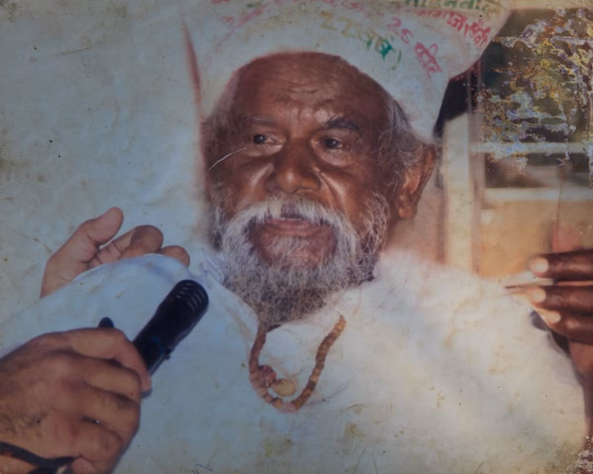  22 năm xẻ núi làm đường vì nhớ thương vợ là câu chuyện đầy cảm động về Dashrath Manjhi sống ở Ấn Độ. Ông cùng vợ sống tại khu làng Gehlour xa xôi thuộc Gaya, Bihar.