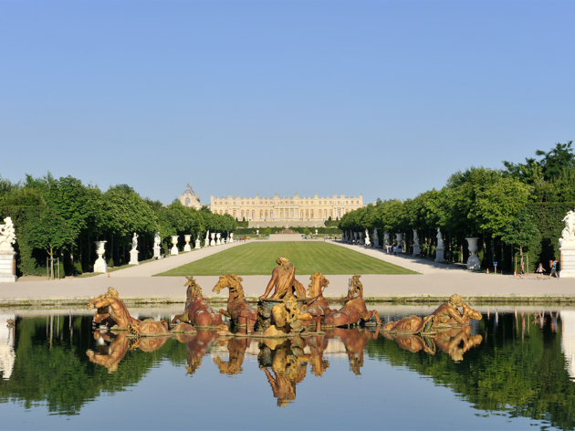 Trong khuôn viên cung điện Versailles có 55 hồ nước và 600 đài phun nước.