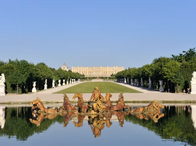 Trong khuôn viên cung điện Versailles có 55 hồ nước và 600 đài phun nước.