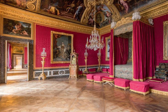 Bên trong cung điện Versailles có khoảng 6.000 bức tranh được đặt trong hơn 2.000 căn phòng.