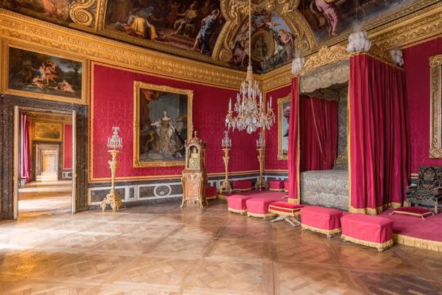 Bên trong cung điện Versailles có khoảng 6.000 bức tranh được đặt trong hơn 2.000 căn phòng.