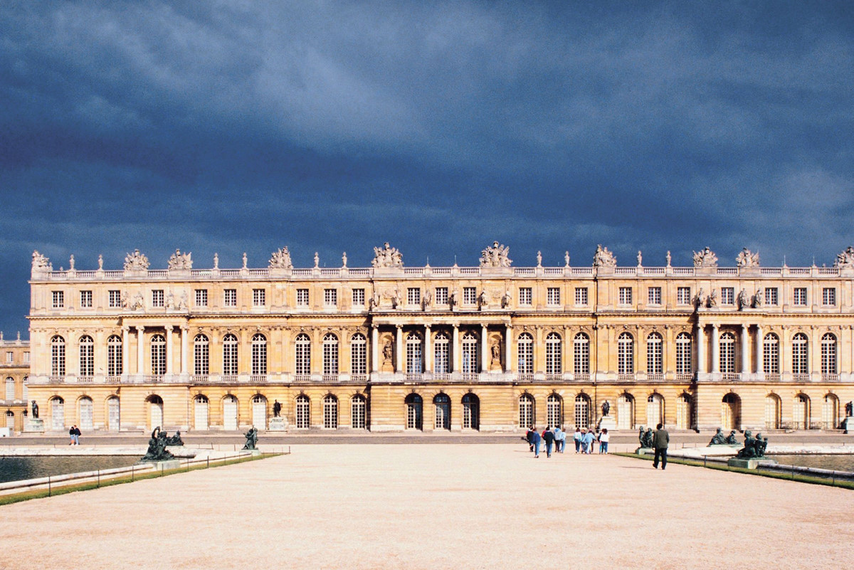 Nằm cách thủ đô Paris, Pháp khoảng 20 km về phía Tây, cung điện Versailles nổi tiếng thế giới với thiết kế đồ sộ và lộng lẫy. Vua Louis XIII chọn kiến trúc sư Louis Le Vau, nhà trang trí Charles Lebrun và nhà thiết kế cảnh quan André Le Nôtre làm người phụ trách xây dựng cung điện.