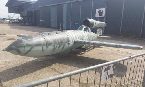 Theo các tài liệu, bom bay Fi 103R của Đức quốc xã có nguyên lý giống tên lửa V-1. Điểm khác biệt là bom bay Fi 103R có người lái.