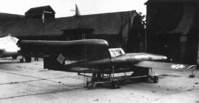 Khi bom bay Fi 103R đến gần mục tiêu và chuẩn bị phát nổ, phi công sẽ nhảy dù để thoát thân. Toàn bộ quá trình này diễn ra rất nhanh. Theo đó, phi công nhiều khả năng tử vong khi làm nhiệm vụ nguy hiểm này.