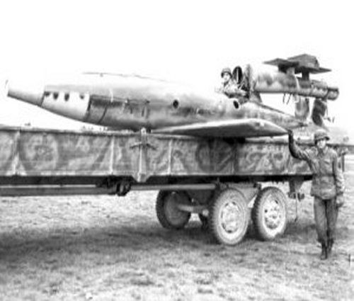 Các nhà khoa học làm việc trong dự án nghiên cứu và chế tạo bom bay Fi 103R thiết kế để vũ khí này được trang bị trên máy bay He 111.