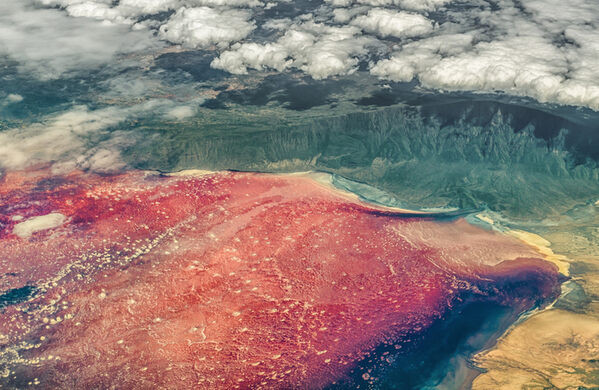 Hồ Natron nổi bật với nước màu đỏ như máu. Thỉnh thoảng, người dân còn gọi nơi này là "hồ tử thần". Điều này xuất phát từ việc bất cứ loài vật nào bất cẩn rơi xuống hồ Natron đều không có cơ hội sống sót.