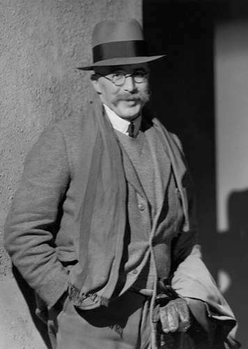 Theo một số tài liệu, nhà văn Arthur Ransome ủng hộ mạnh mẽ cuộc Cách mạng Tháng Mười Nga. Ông bị hoài nghi cộng tác với Cheka - tiền thân của Ủy ban An ninh Quốc gia Liên Xô (viết tắt là KGB, thực chất là cơ quan tình báo - phản gián của Liên Xô).