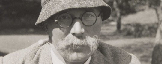 Song song với công việc làm tình báo, nhà văn Ransome chăm chỉ sáng tác văn chương ở nhiều thể loại như: thơ, tiểu thuyết, tiểu luận, tiểu sử, truyện thiếu nhi.