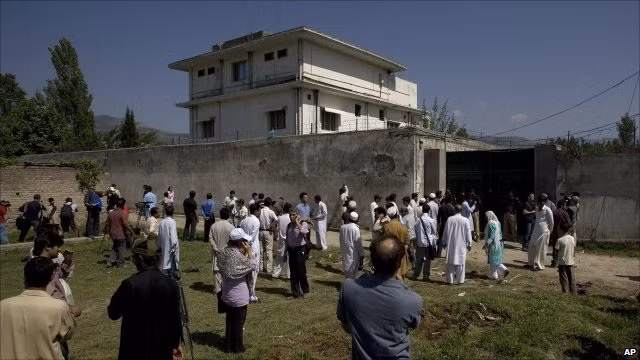 Sau khi mua đất, một ngôi nhà 3 tầng được xây dựng để làm nơi ẩn náu cho Bin Laden. Tầng một của ngôi nhà có 4 phòng ngủ, 3 nhà vệ sinh và nhà bếp. Tầng hai có 4 phòng ngủ và 4 nhà vệ sinh. Tầng 3 là nơi sinh sống của Bin Laden có 1 phòng ngủ, phòng làm việc, nhà bếp và 1 nhà vệ sinh.