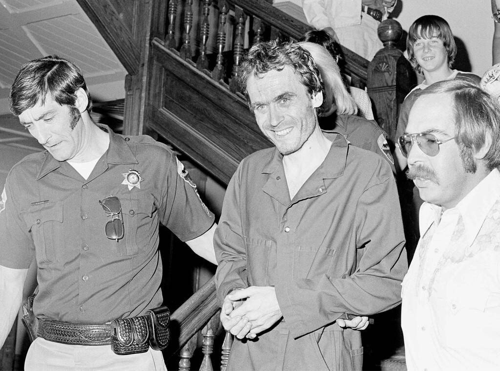 Kể từ tháng 11/1974, cảnh sát bắt đầu chú ý đến Ted Bundy vì nhiều vụ mất tích xảy ra quanh nơi ở của y. Sau thời gian dài điều tra, cảnh sát thu thập được đầy đủ bằng chứng phạm tội của Ted.